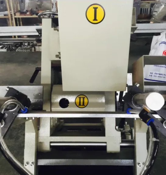 ertical Pneumatic PVC Μηχανή Φρέζας για Προφίλ Παραθύρων UPVC