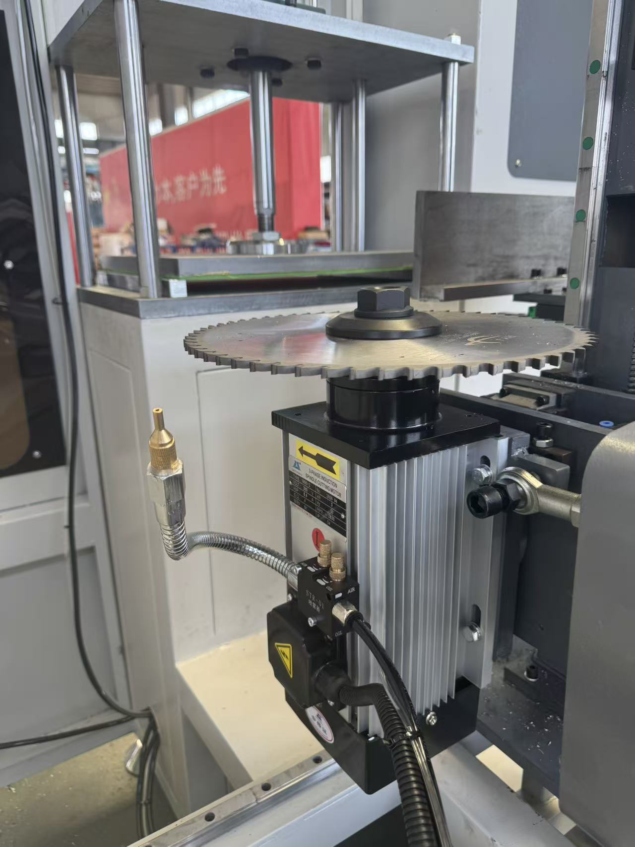 Πολυγωνικός μύλος CNC 3+2 αξόνων για ακανόνιστα προφίλ αλουμινίου